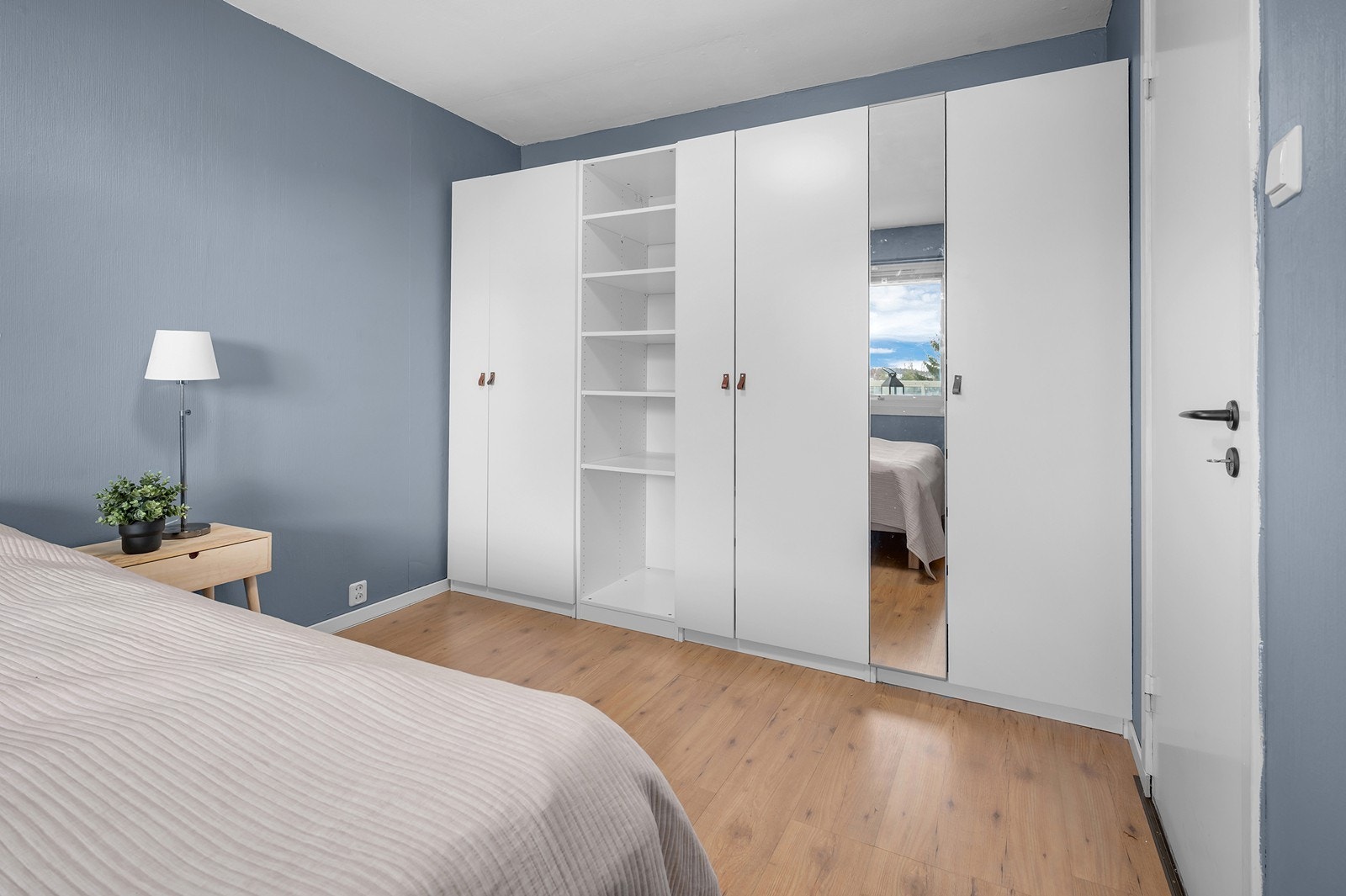 Praktiske garderobeskap medfølger. Galleribilde