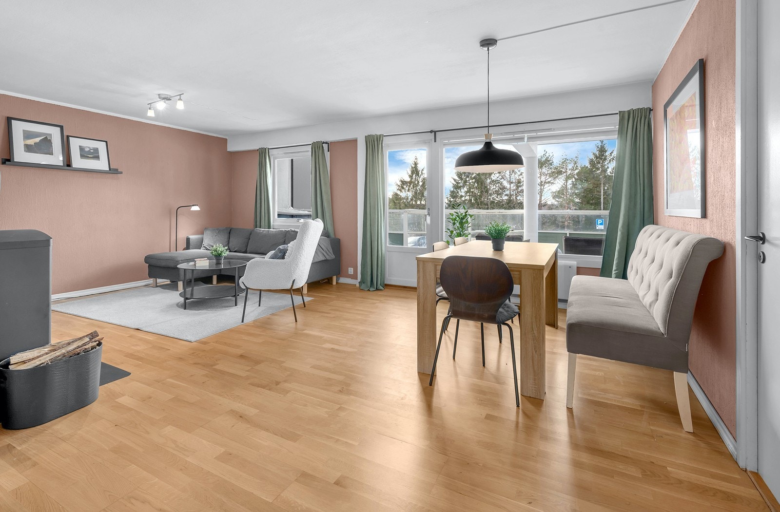 En smakfull og lekker 2-roms på Tinnheia. Borettslaget har nylig oppgradert fasaden. Galleribilde