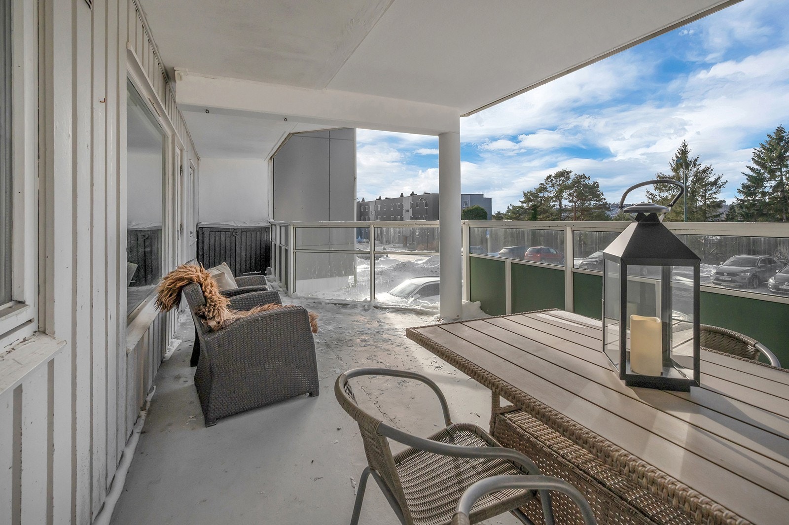 Denne verandaen har mange møbleringsmuligheter og her er det godt med ettermiddags og kveldssol særlig om sommeren. Galleribilde