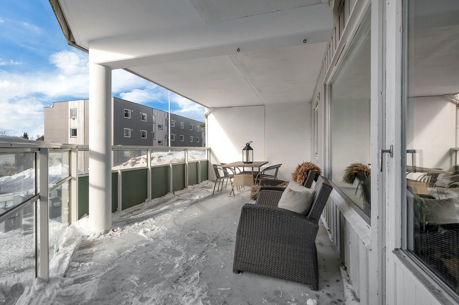 Leiligheten byr blant annet på denne store overbygde verandaen på hele 21 kvm! Galleribilde