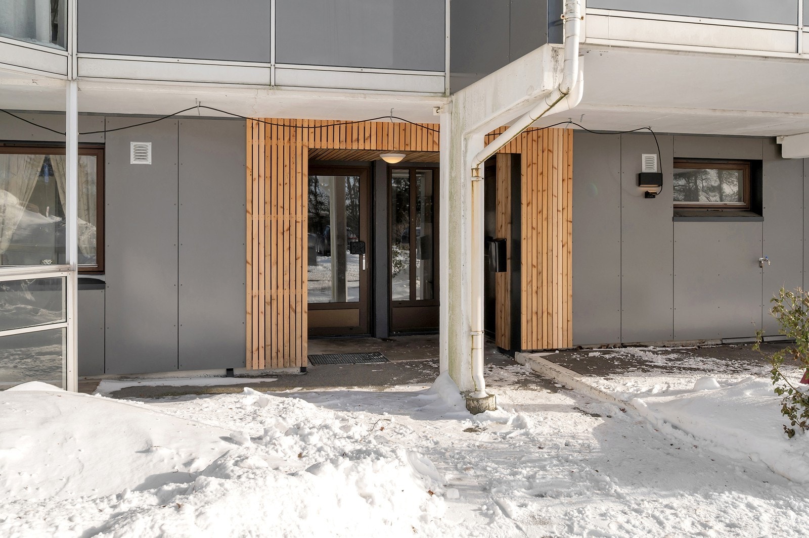 Innbydende inngangsparti. Borettslaget har nylig oppgradert fasaden. Galleribilde