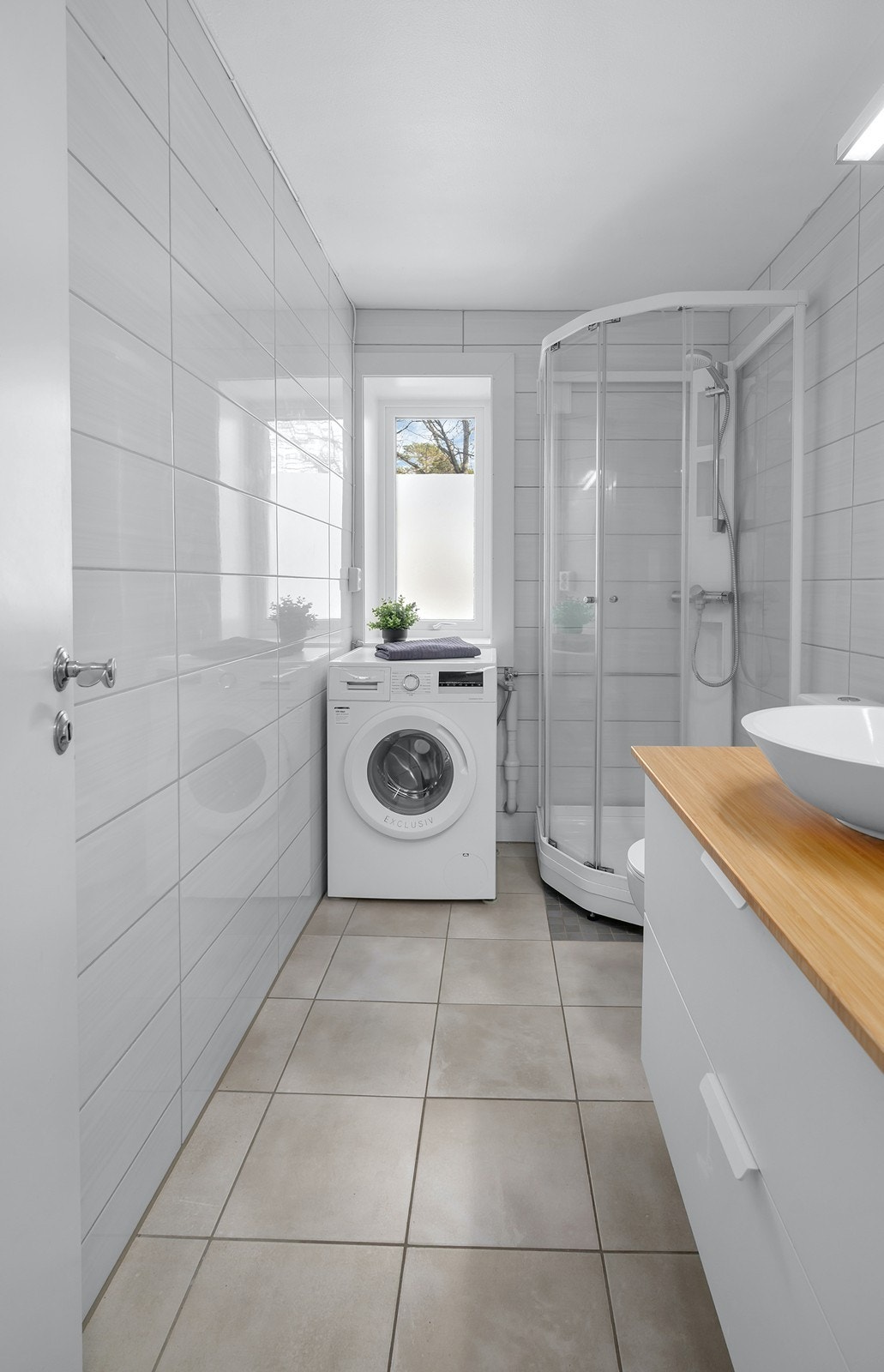 Ifølge tidligere salgsoppgave er bad er pusset opp i 2020 og har lekre overflater av fliser på vegg og gulv. Galleribilde