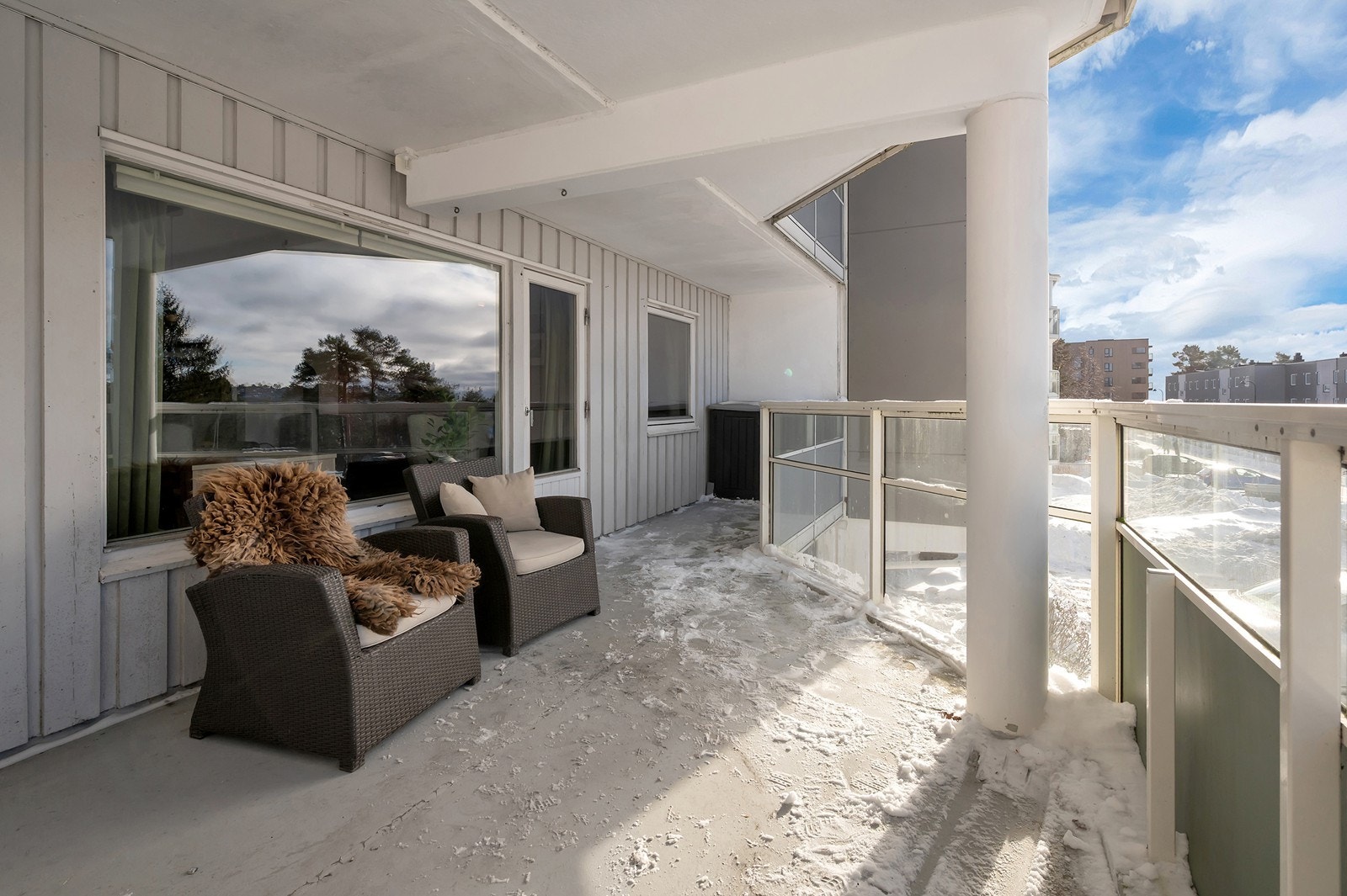 Store vindusflater sett mot stuen. Galleribilde