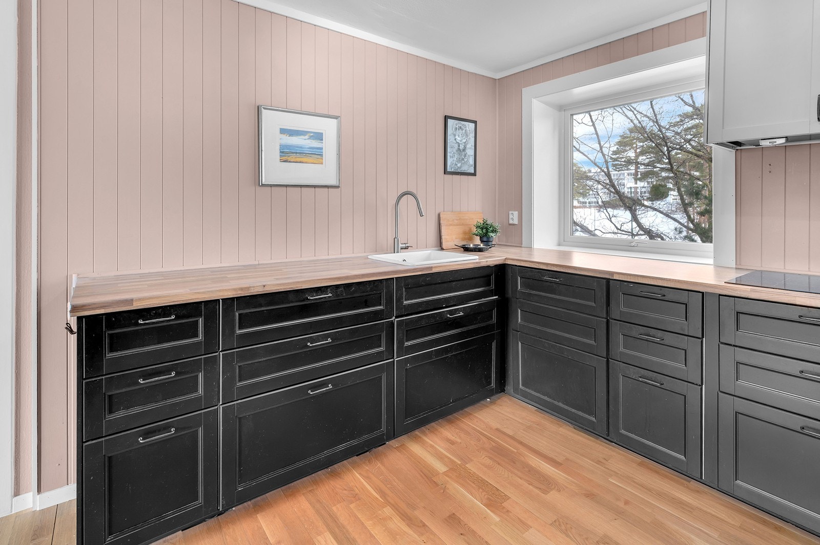 Meget godt med skap og benkeplass. Vindu på kjøkken er skiftet gjennom borettslaget. Galleribilde