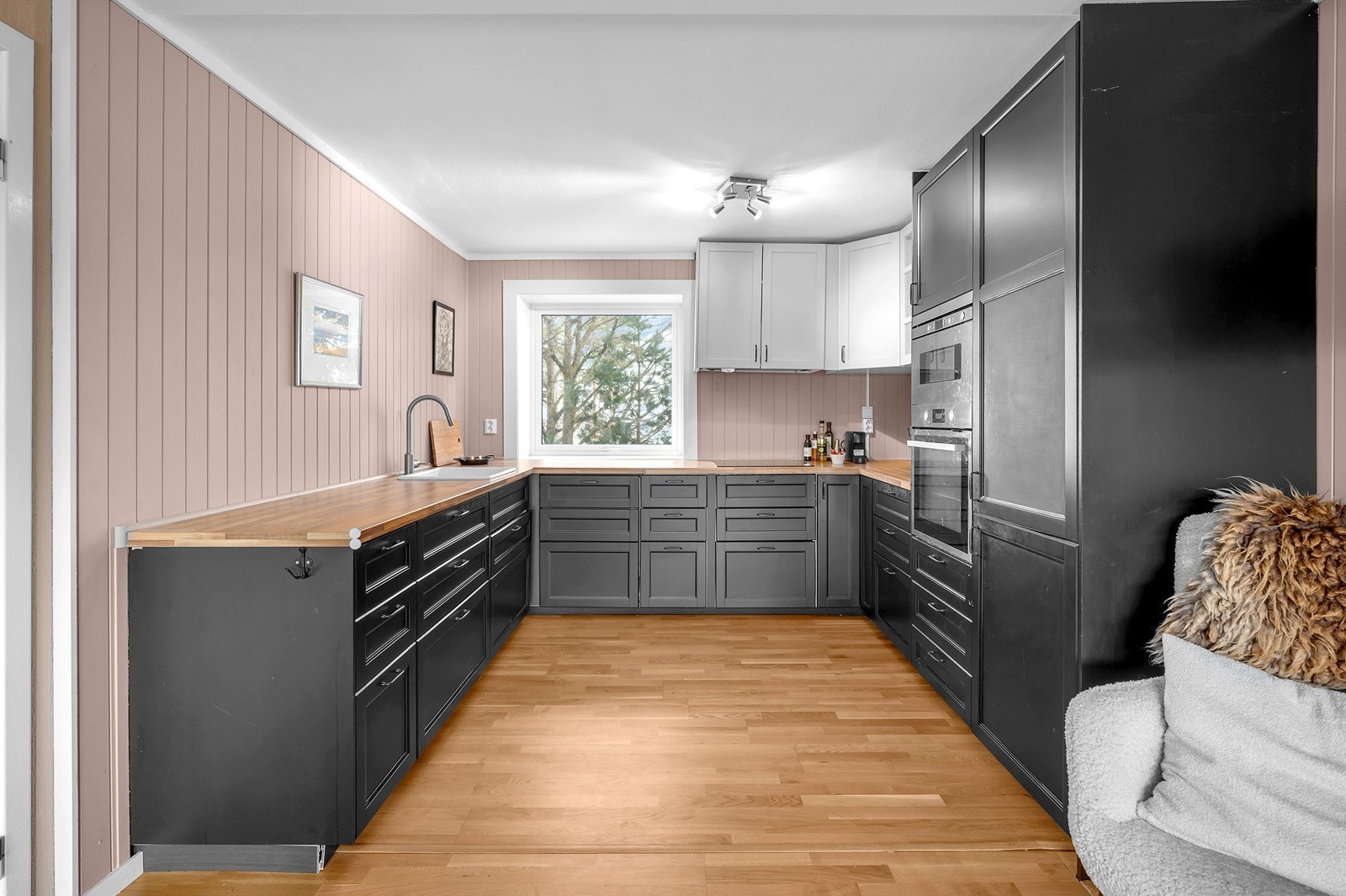 Dette kjøkkenet er ifølge tidligere salgsoppgave fra 2016. Galleribilde