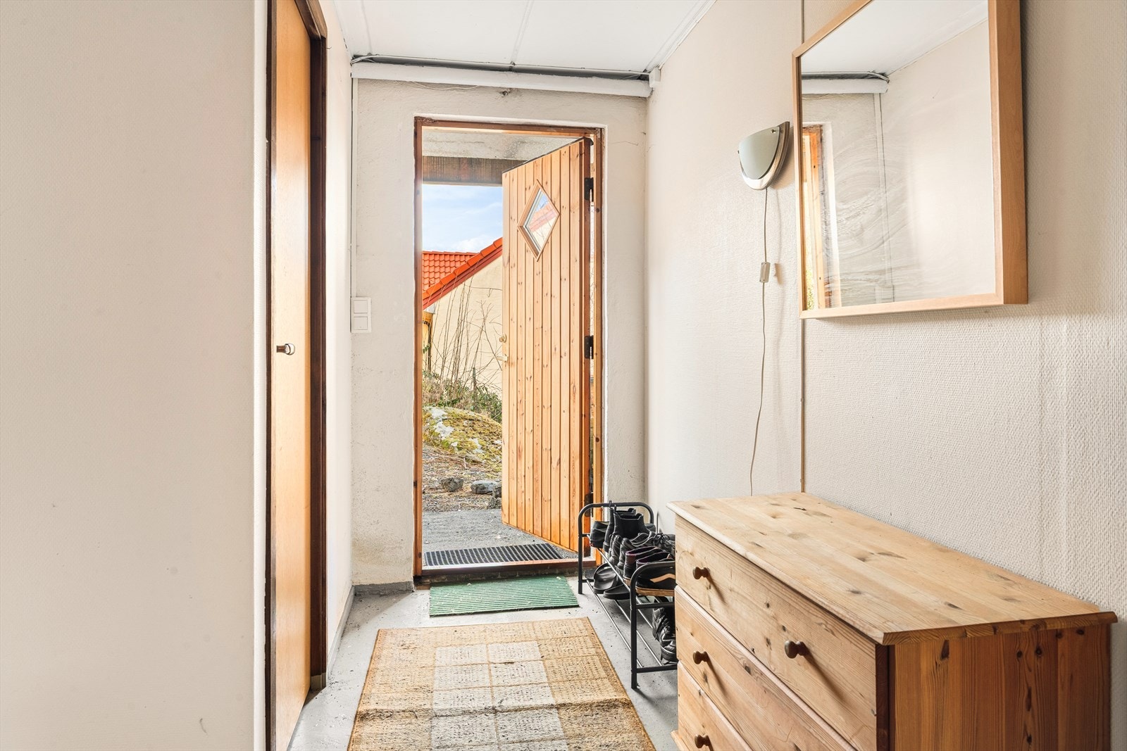 Etasjen har egen inngang og består av to boder, vaskerom, stue, kjøkken og bad. Galleribilde