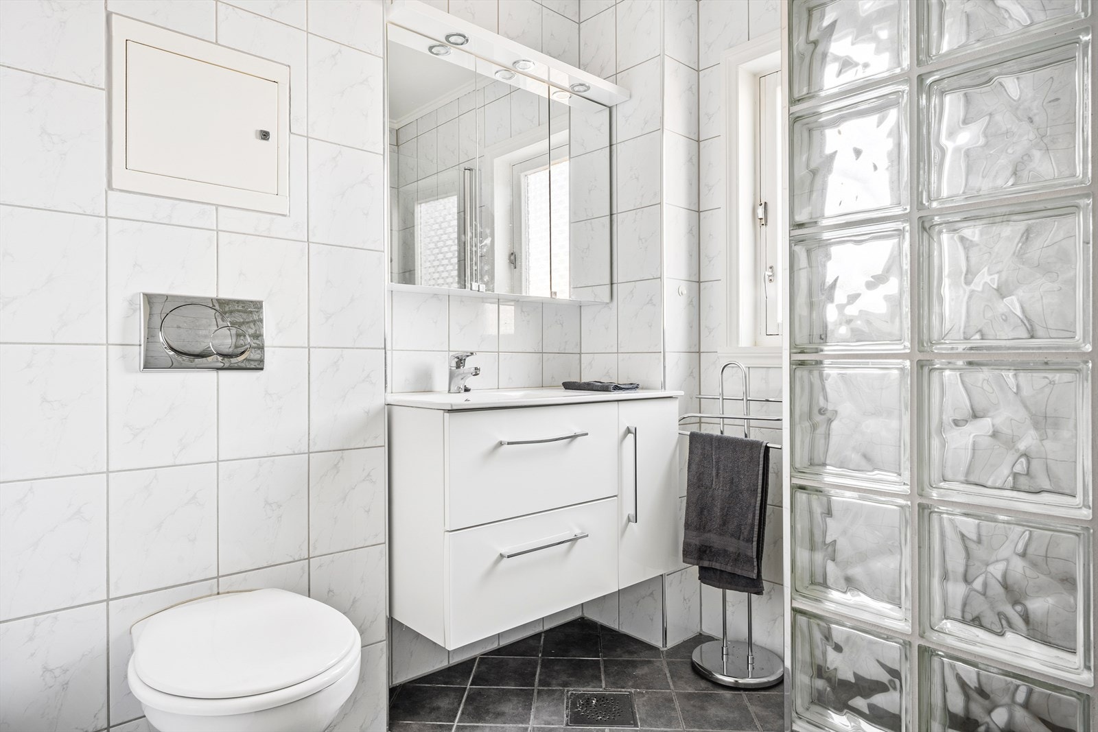 Helfliset bad på 3,6 kvm med varmekabler på gulv. Galleribilde