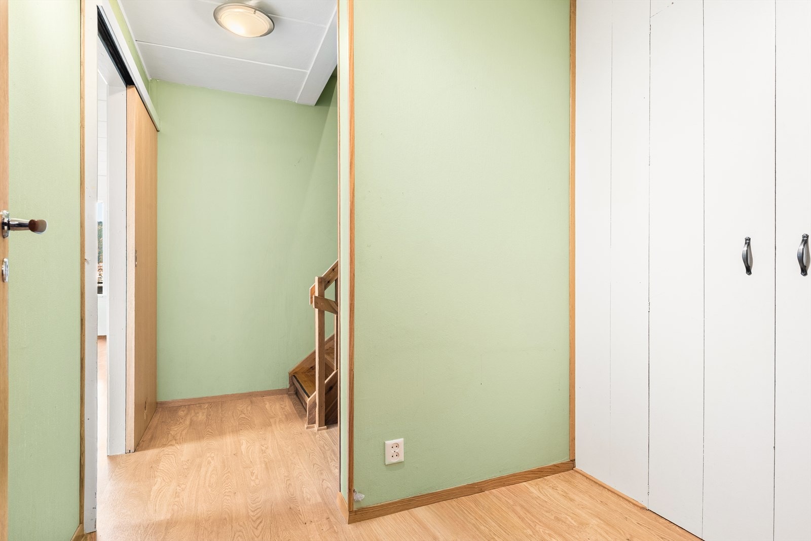 Videre kommer man inn i gang på 9,5 kvm med tilkomst til praktisk toalettrom. Galleribilde