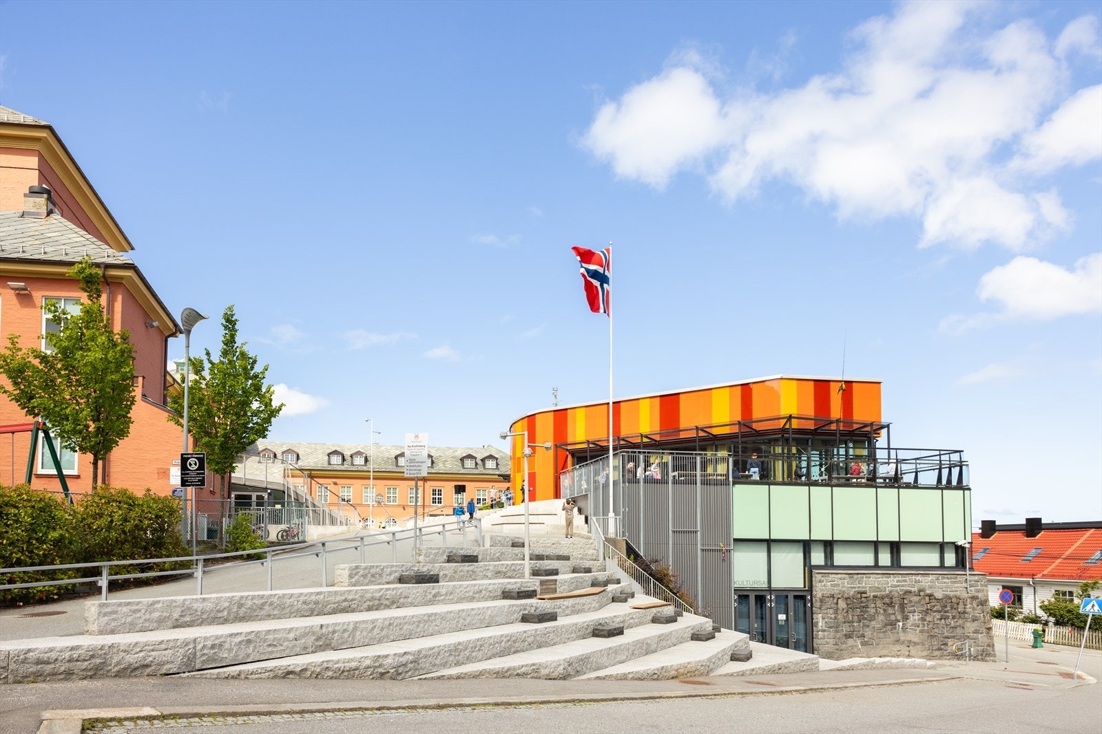 Området byr på flere skoler og barnehager. Boligen er plassert i Ny-Krohnborg skolekrets for barne- og ungdomstrinnet. Galleribilde