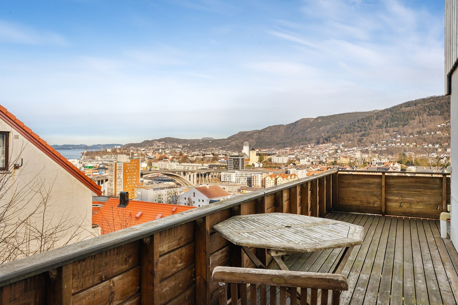 Altanen strekker ser rundt boligen, noe som gir mulighet for å etablere flere soner. Galleribilde