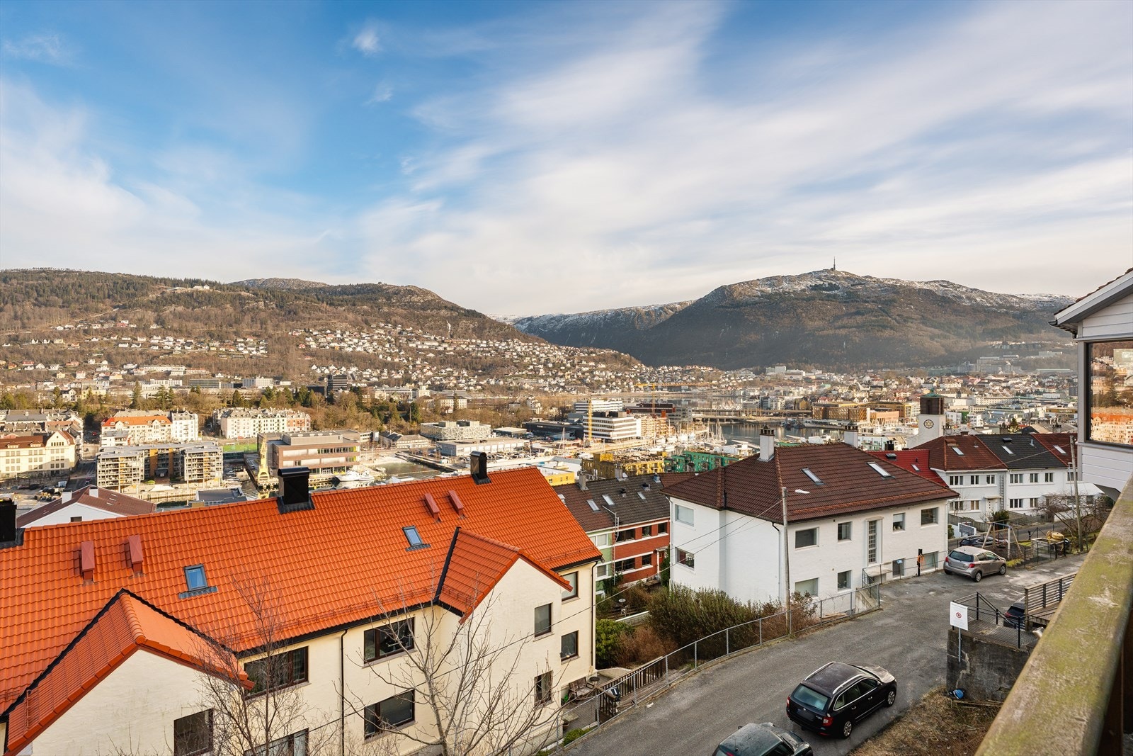 Fra altanen er det også flott utsikt mot byfjellene. Galleribilde