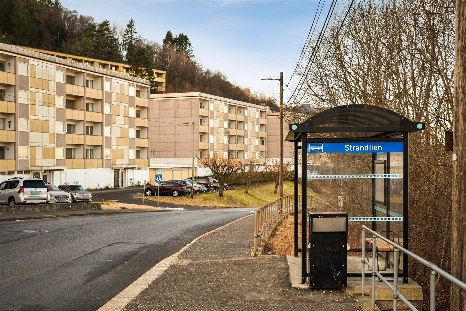 Fra boligen er det kun 100 meter til Strandlien busstopp. Galleribilde