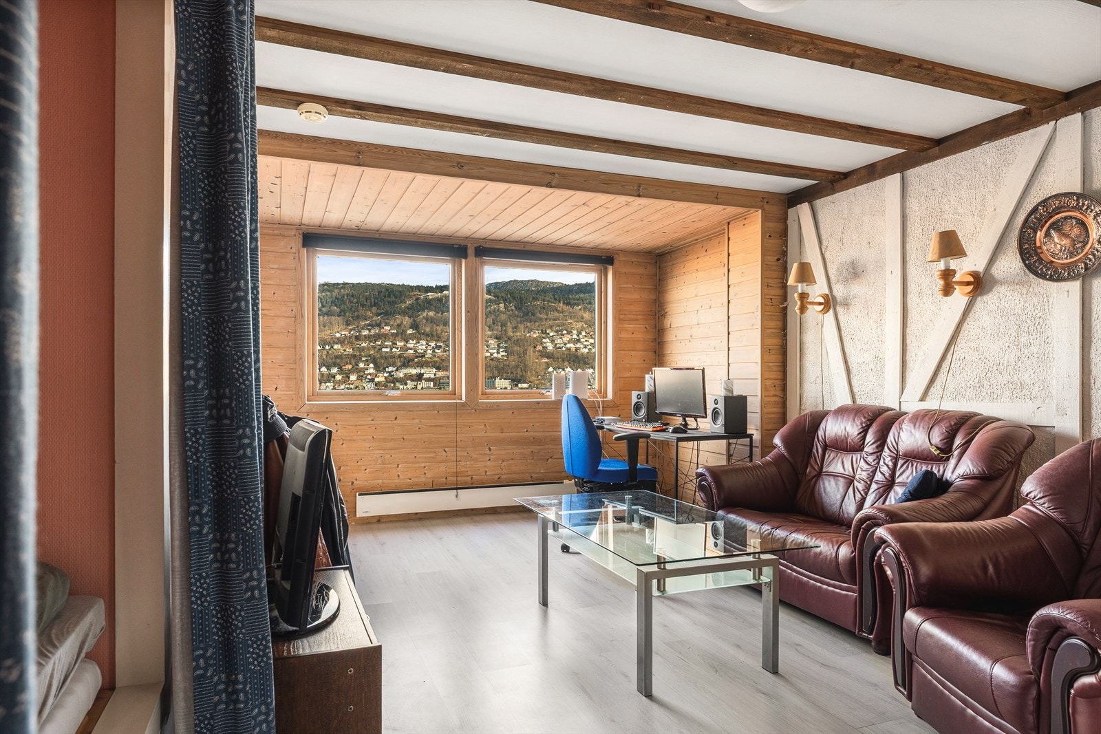 Stue i underetasje. Galleribilde