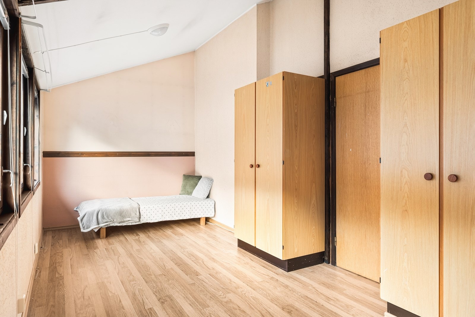 Soverom to måler 15,5 kvm. Galleribilde