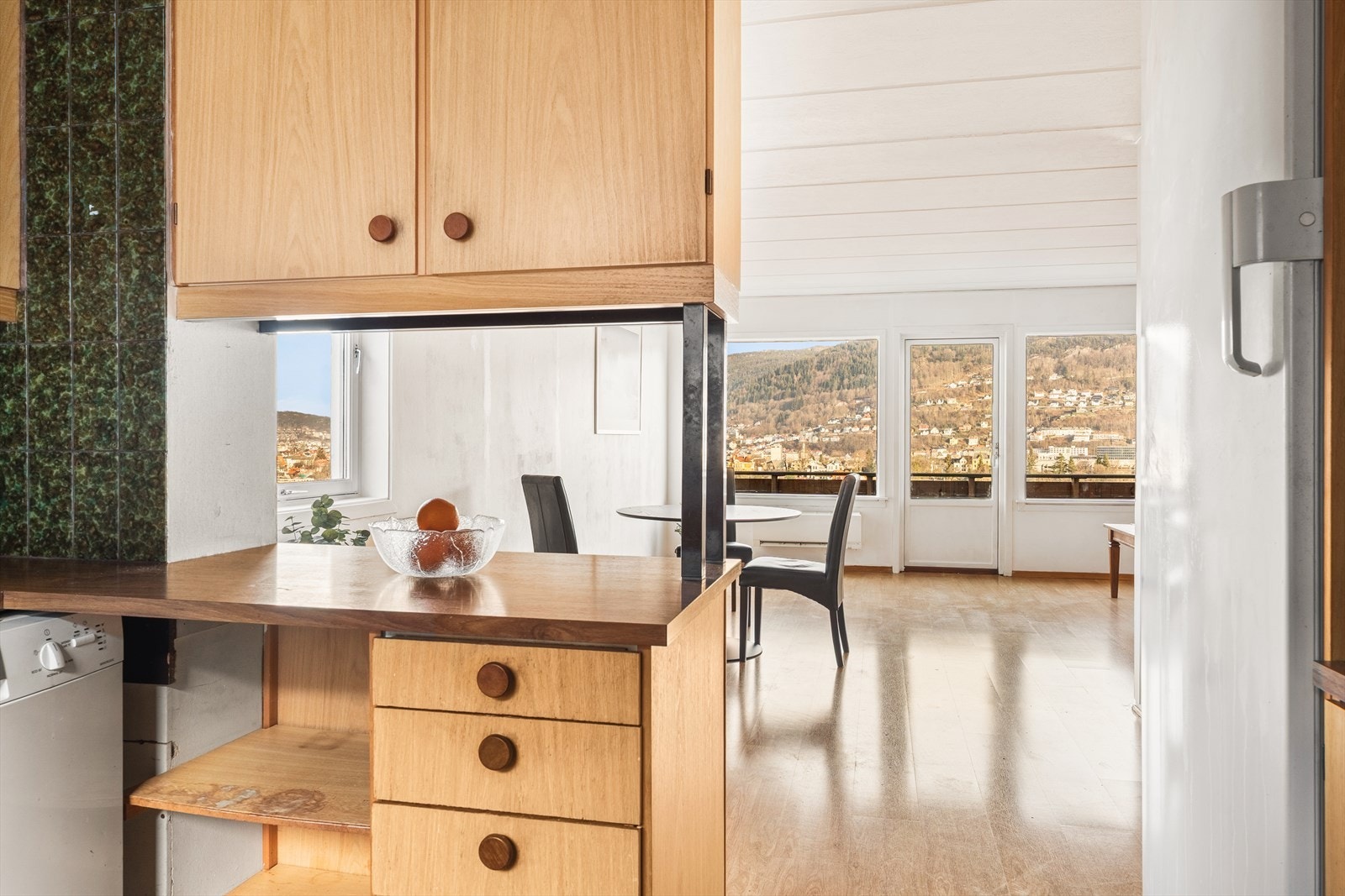 Kjøkkeninnredningen består av profilerte fronter og benkeplate i laminat. Galleribilde