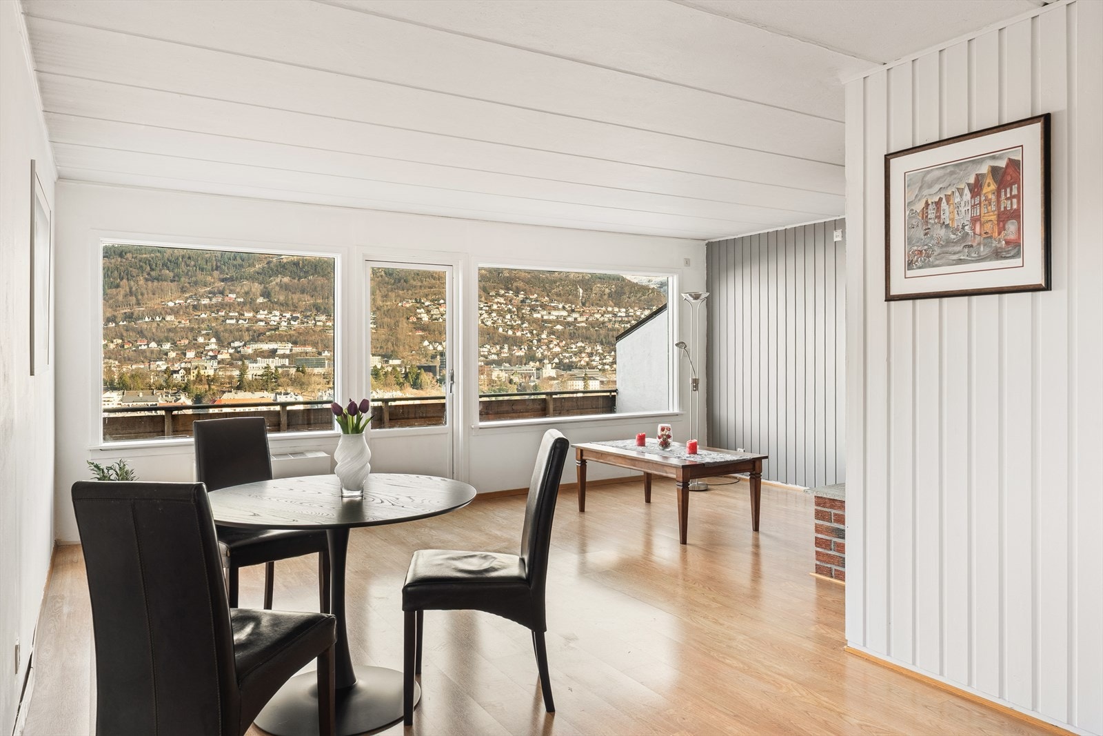 Allrommet har en praktisk utforming, noe som skaper flere innredningsmuligheter. Galleribilde