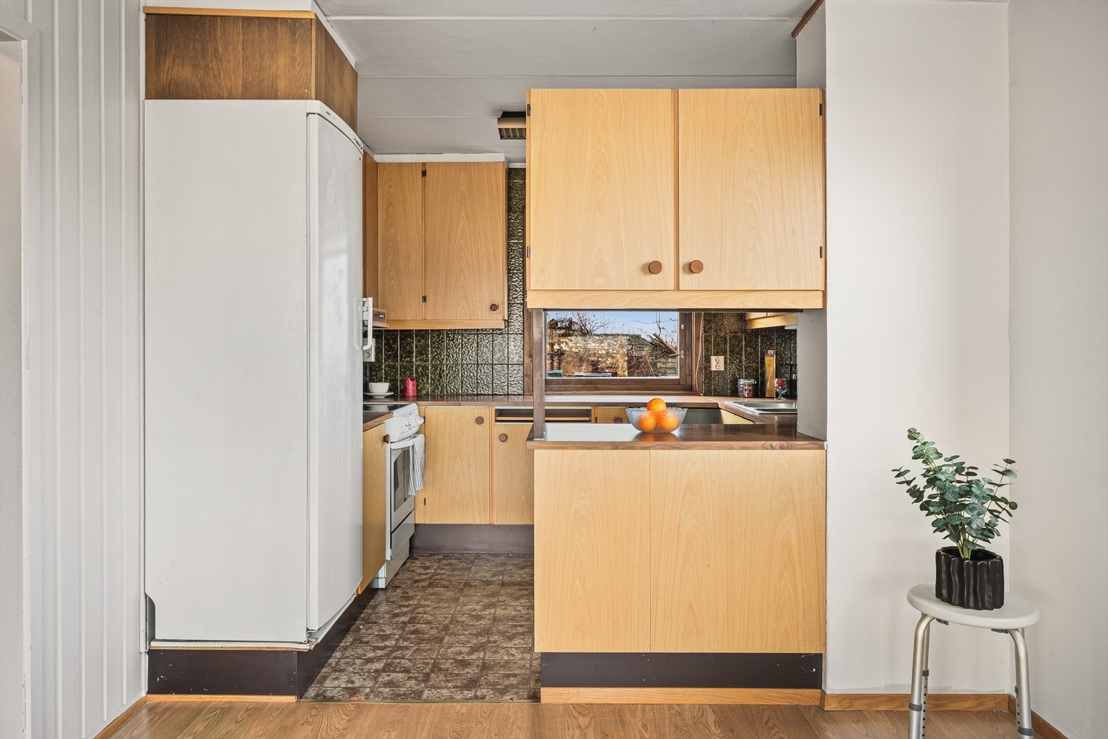 Tilbaketrukket kjøkken av eldre standard. Galleribilde