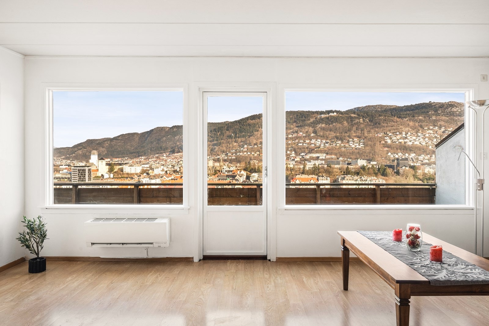 Store vindusflater slipper inn rikelig lys og setter den fantastiske utsikten i sentrum. Galleribilde