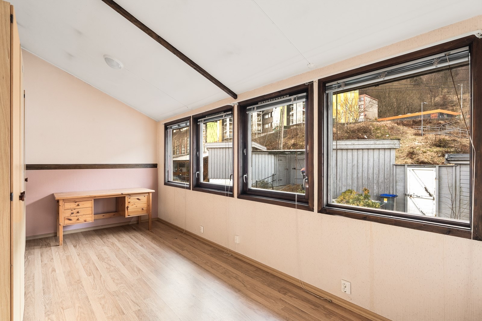 Soverommet har opprinnelig, ihht. godkjente byggetegninger, bestått av to soverom. Galleribilde