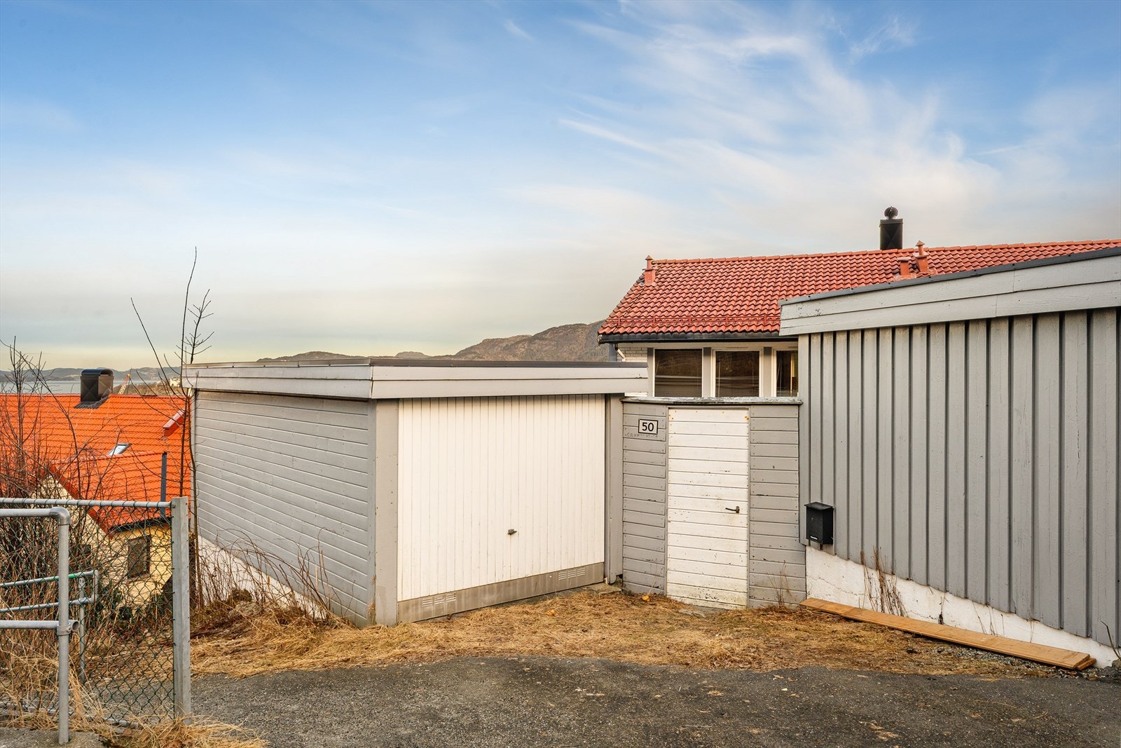 Boligen disponerer egen garasje, og det er soneparkering i gaten for gjester eller ekstra biler. Galleribilde