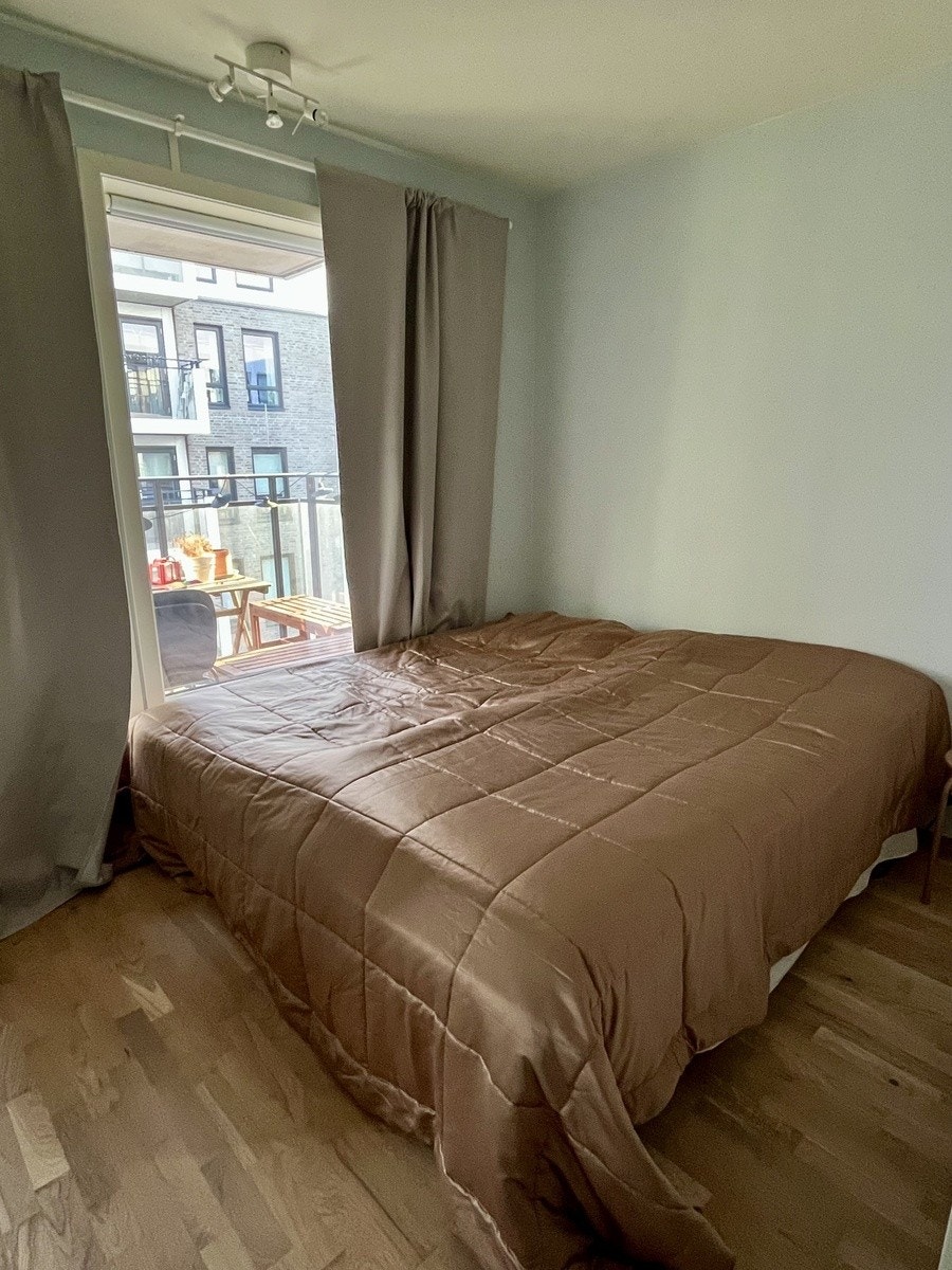 Soverom med lystette gardiner Galleribilde