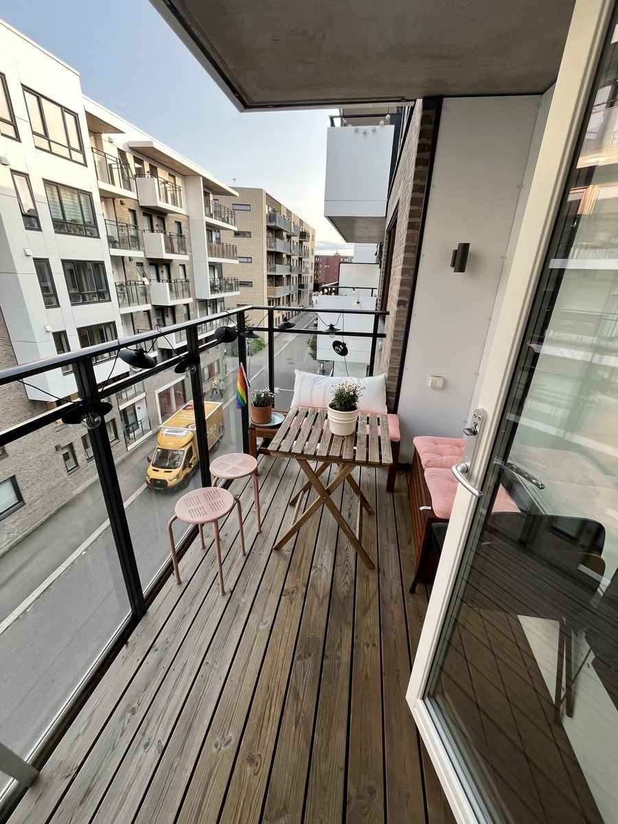 Sørøstvendt balkong med sol fra morgenen til 16-tiden på sommerstid Galleribilde