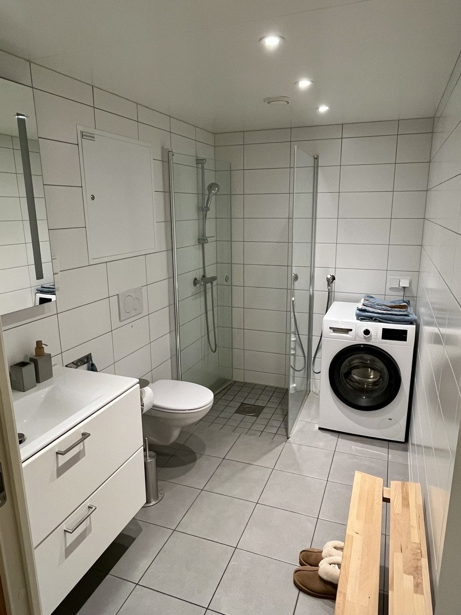 Romslig bad med plass til å tørke klær. Galleribilde