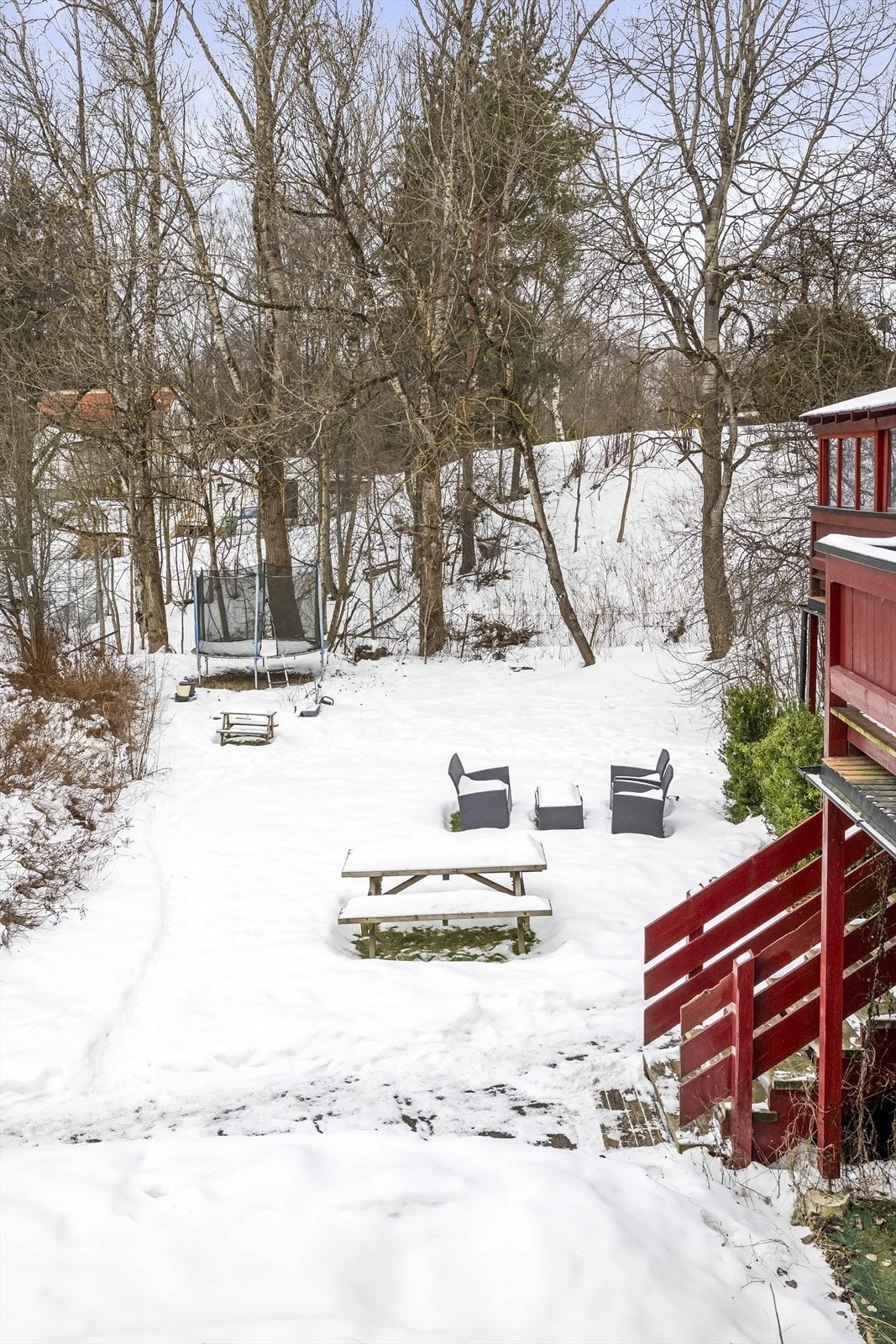 Eiendommen ligger i et fredelig og rolig villaområde, skjermet fra trafikk. Galleribilde