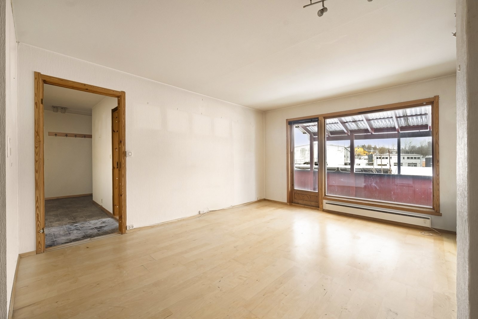 Stuen og kjøkkenet utgjør et samlet areal på over 25 m², med god plass til møblering. Galleribilde