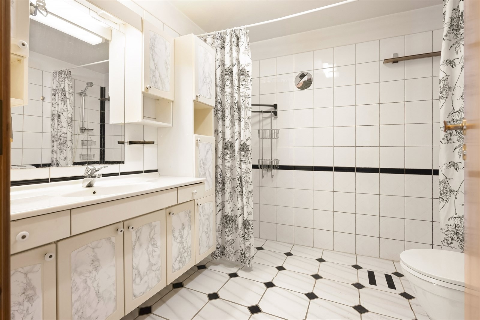 Badet er fra 1984 og har varmekabler i gulvet for ekstra komfort. Galleribilde