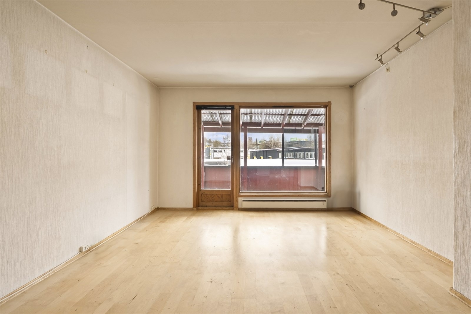 Leiligheten har en åpen løsning mellom stue og kjøkken, som skaper et sosialt og luftig allrom. Galleribilde