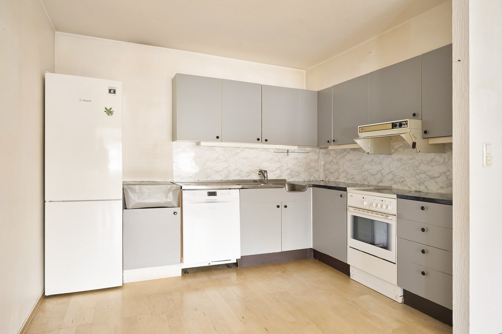 Kjøkkenet har en praktisk innredning, og varmtvannsberederen er plassert i kjøkkenskap. Galleribilde