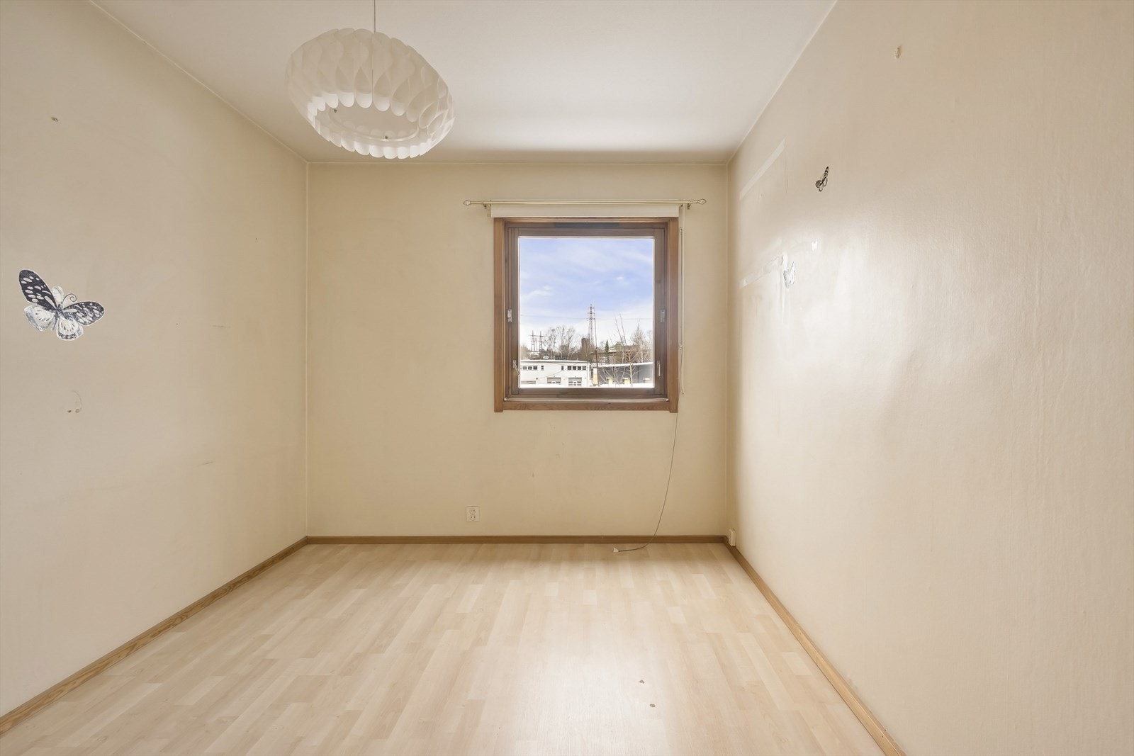 Rommet har parkett på gulvet og vegger med malte plater. Galleribilde