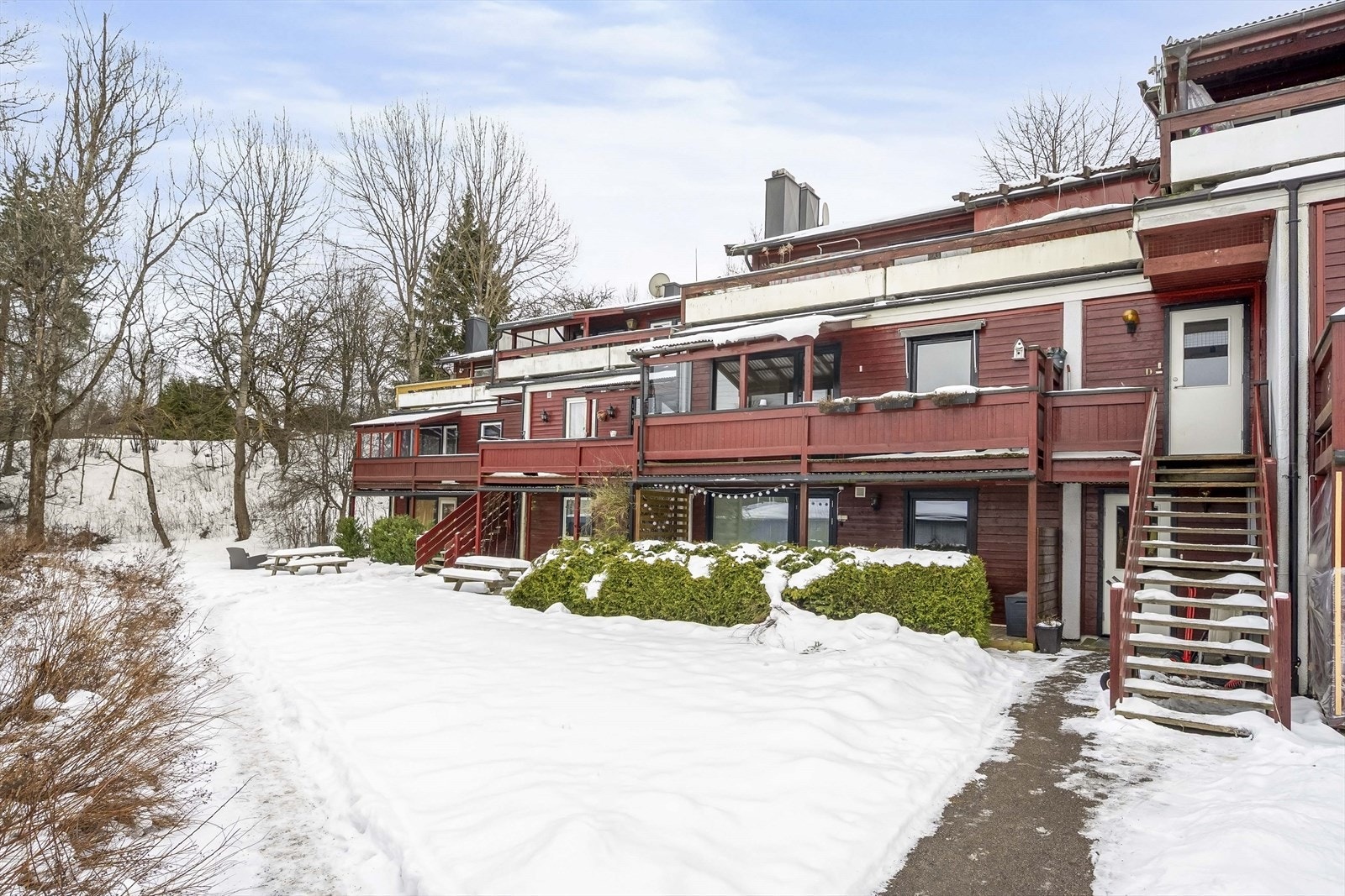 Bygningen ble oppført i 1984 og er en del av et sameie med 12 boligseksjoner. Galleribilde