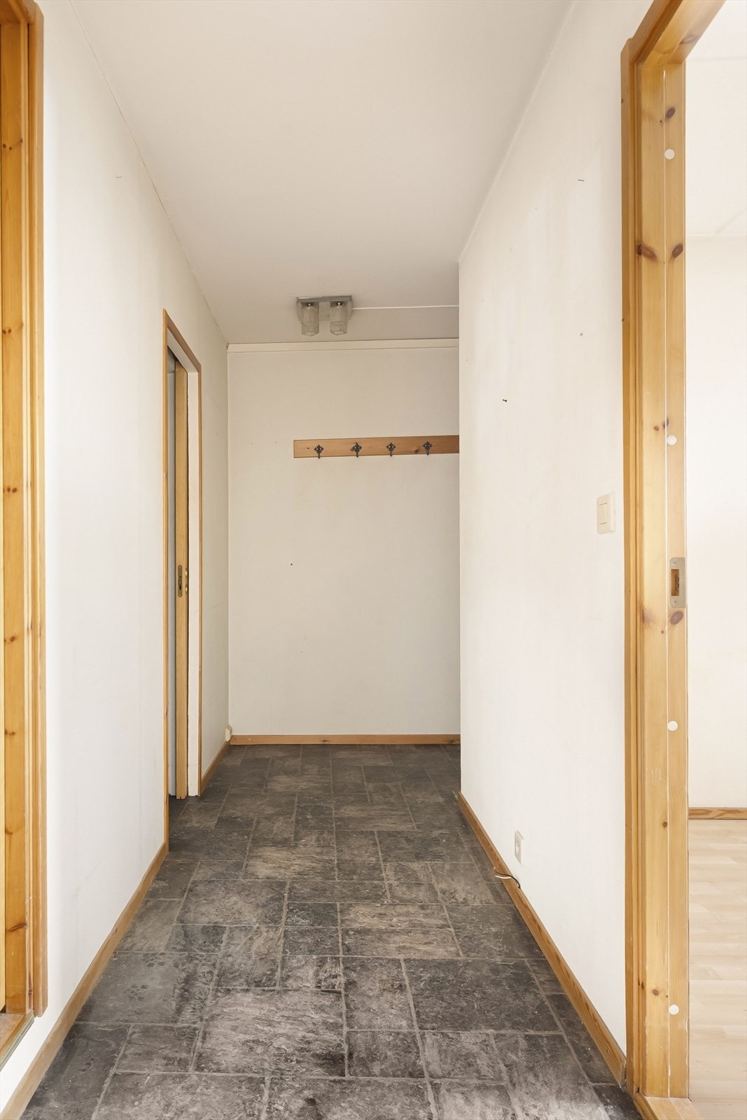 Entréen gir adkomst til bad og bod, og leder videre inn i leiligheten. Galleribilde