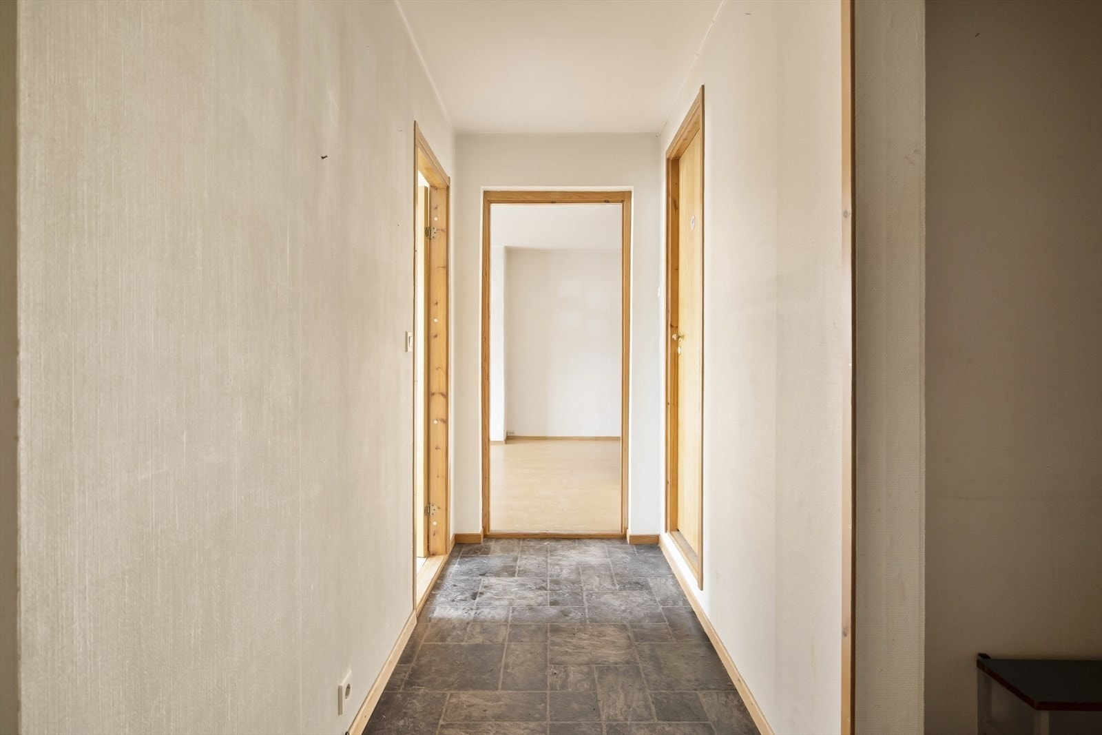 Fra gangen åpner det seg opp mot stue- og kjøkkenområdet. Galleribilde