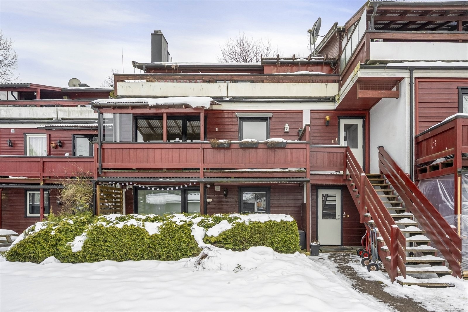 Ytterveggene er utført i bindingsverk med utvendig panel. Galleribilde