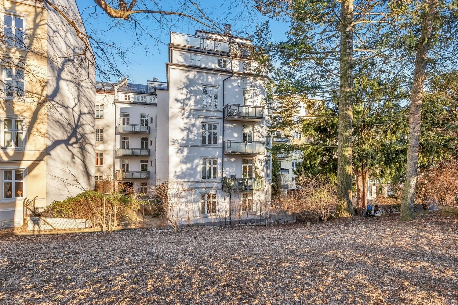 Bakgård Galleribilde