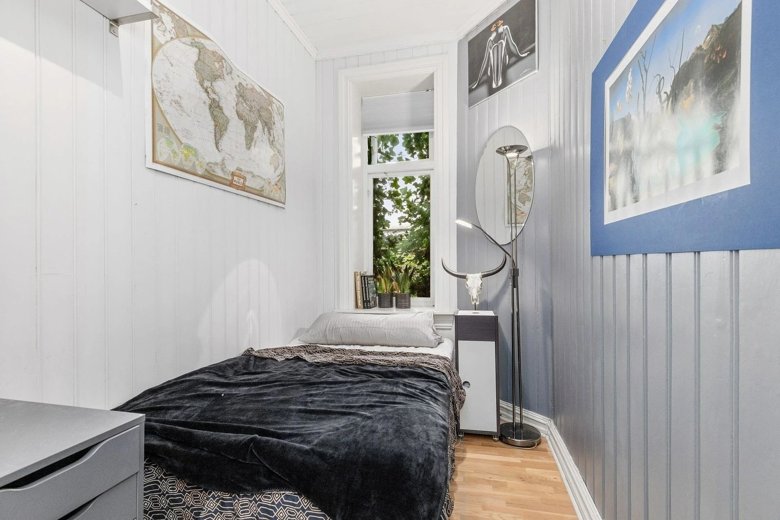 Soverom med vindu mot bakgård Galleribilde