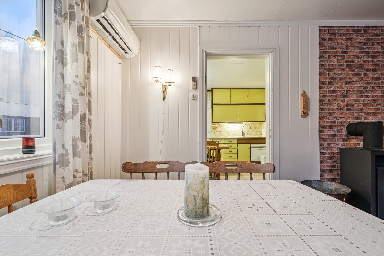 Spiseplassen ligger like ved kjøkkenet. Galleribilde