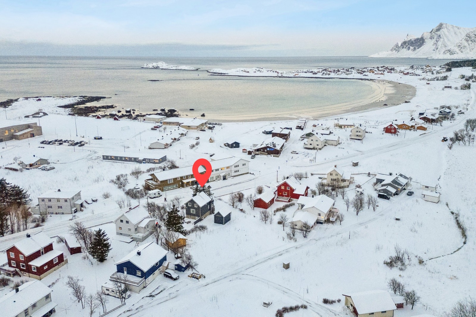 Velkommen til Flakstadveien 402 - Presentert av EiendomsMegler1 Leknes. Foto: EFKT Galleribilde