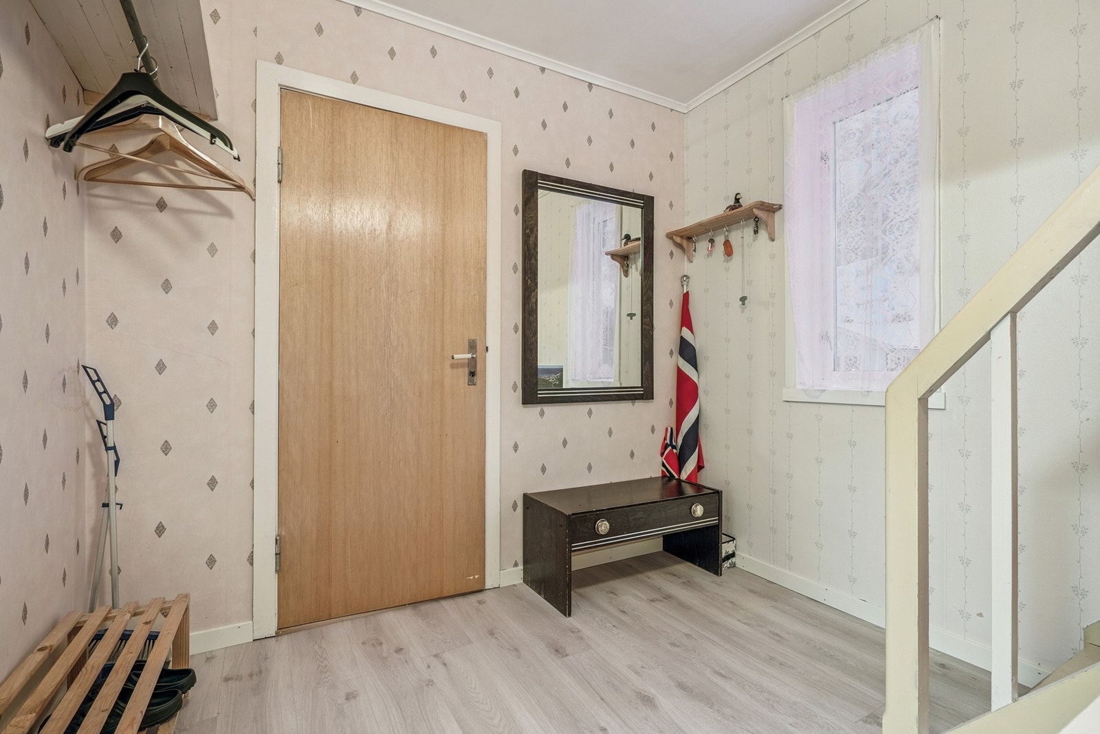 God plass til å henge fra seg yttertøy og sette fra seg sko. Galleribilde