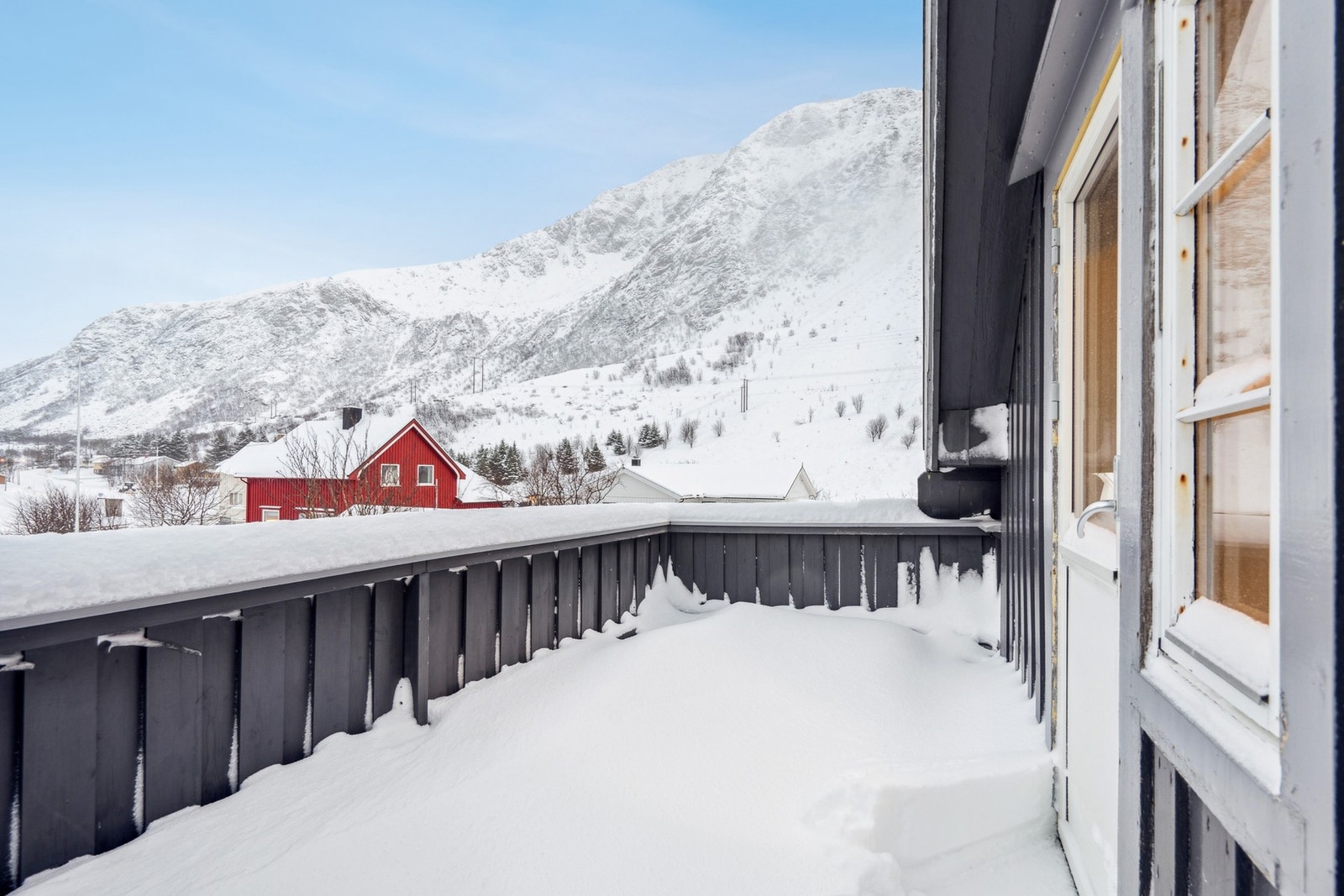 Fin utsikt ut mot fjellene. Galleribilde