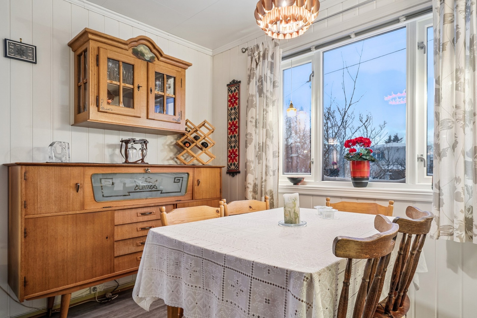 Rommet har laminat på gulvet og lysmalte plater på vegger. Galleribilde