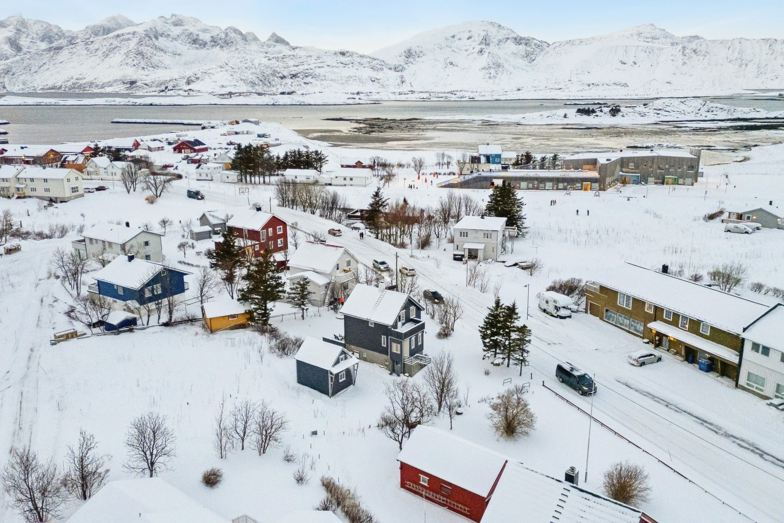 Videre er det ca. 30km inn til Leknes og Gravdal, samt Moskenes med ferjeavganger til Bodø. Galleribilde