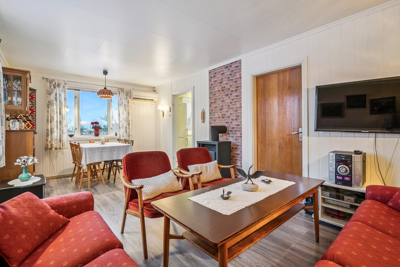 Stuen ligger adskilt ifra kjøkkenet. Galleribilde