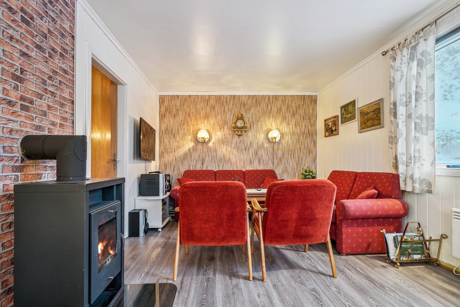 Oppvarming via varmepumpe og vedovn. Galleribilde