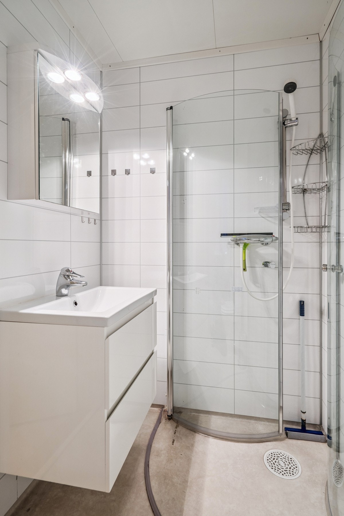 Like ved inngangsdøren ligger badet som er innredet med vask, dusjvegger og toalett. Galleribilde