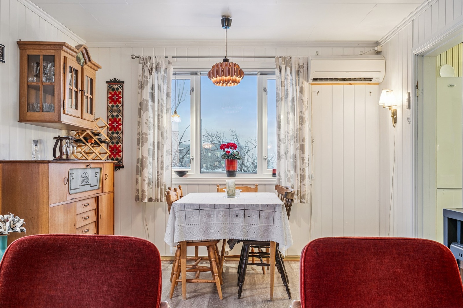 Deler av stue/spisestue. Galleribilde