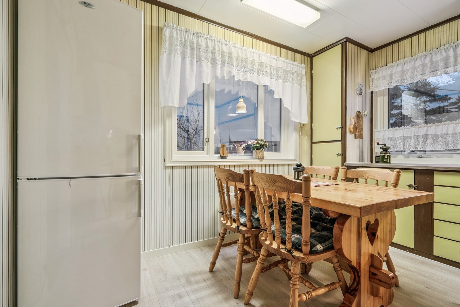 Utstyrt med kjøl/fryseskap, oppvaskmaskin og stekeovn. Galleribilde